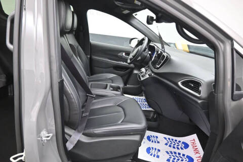 2025 Chrysler Pacifica Select