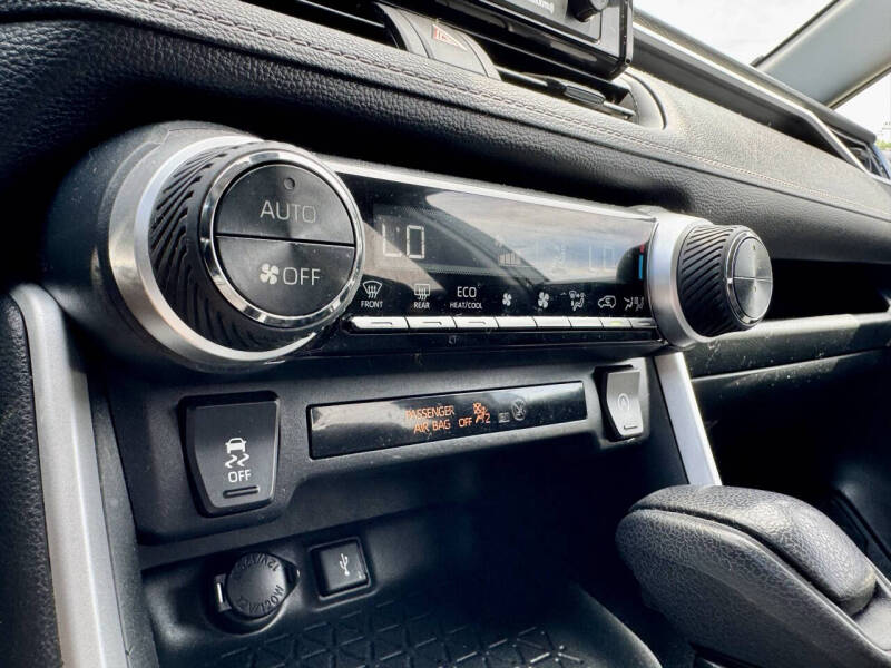 2020 Toyota RAV4 XLE - Photo 21
