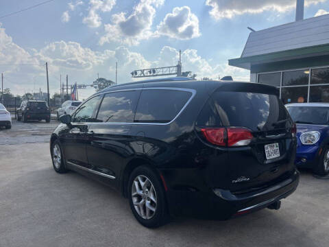 2017 Chrysler Pacifica Touring-L Plus