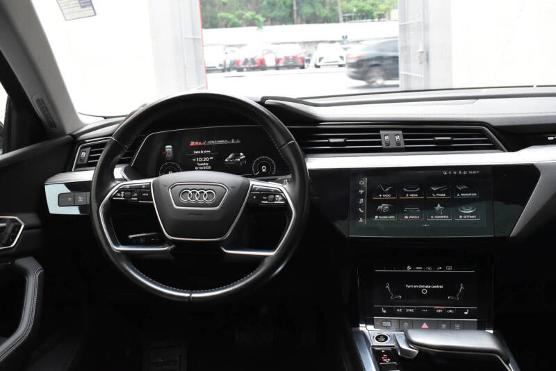 2021 Audi e-tron quattro Premium