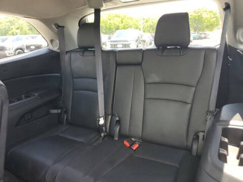 2022 Honda Pilot Touring w/Rear Captain's Chairs