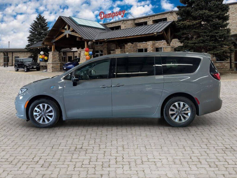 2025 Chrysler Pacifica Plug-In Hybrid Select