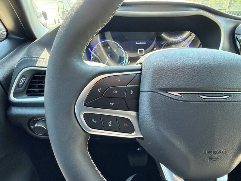 2027 Chrysler Pacifica Select