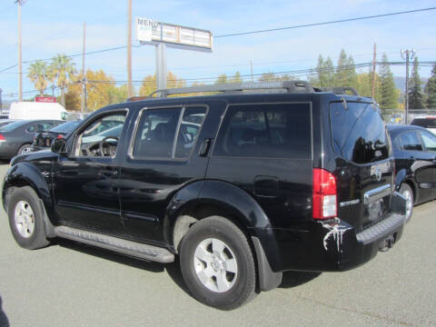 2005 Nissan Pathfinder LE