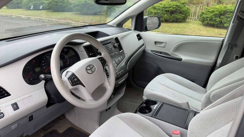 2014 Toyota Sienna LE 8-Passenger