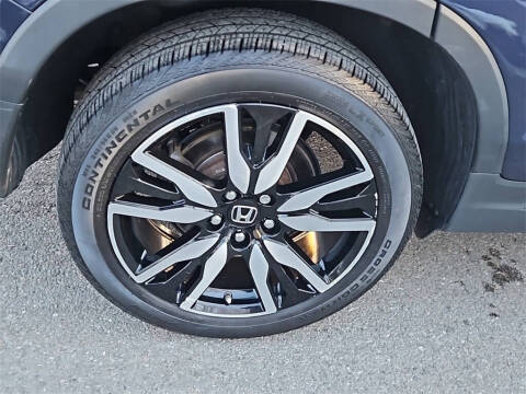 2022 Honda Pilot Touring w/Rear Captain's Chairs