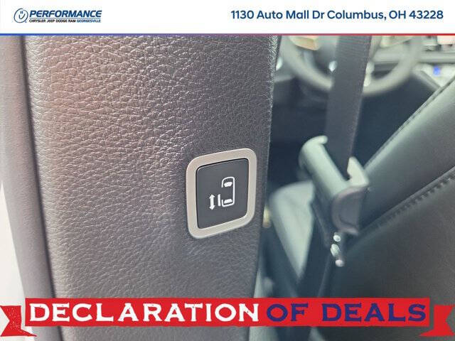 2027 Chrysler Pacifica Select