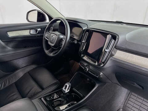 2023 Volvo XC40 B5 Plus Dark Theme