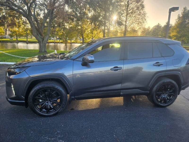 2021 Toyota RAV4 XLE photo 2