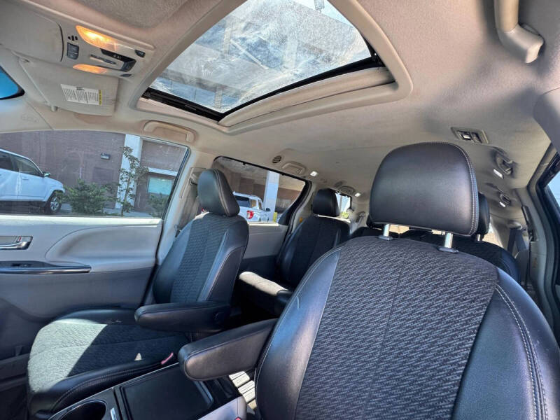 2013 Toyota Sienna SE 8-Passenger