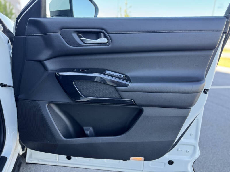 2022 Nissan Pathfinder SV