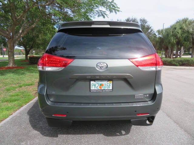 2014 Toyota Sienna LE Mobility 7-Passenger