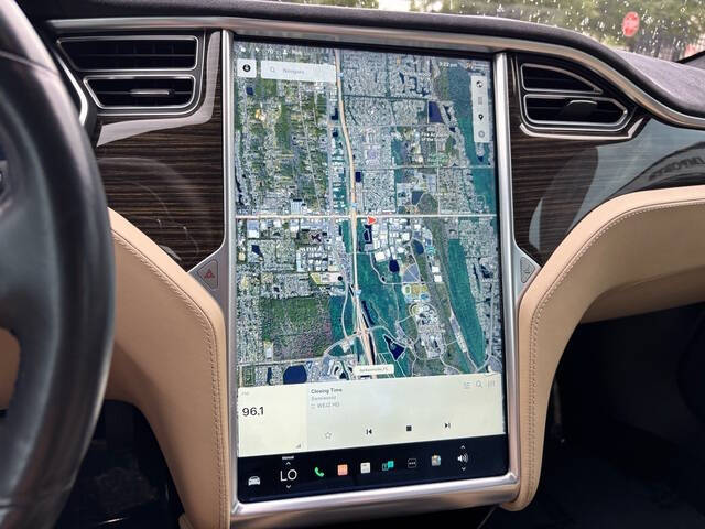 2015 Tesla Model S 27