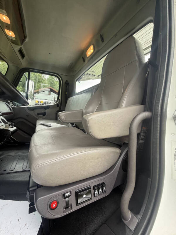 2019 Freightliner Business class M2