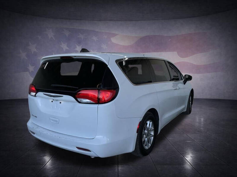 2022 Chrysler Voyager LX