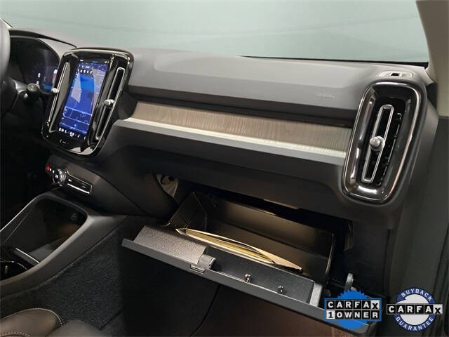 2025 Volvo XC40 B5 Plus Bright Theme