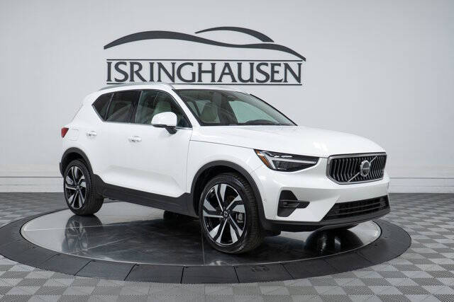 2025 Volvo XC40 B5 Plus Bright Theme