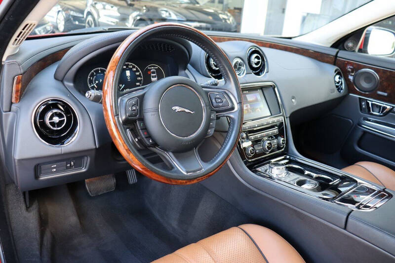 2016 Jaguar XJ R-Sport
