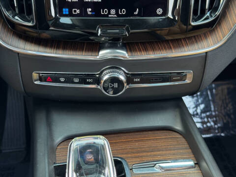 2023 Volvo XC60 B5 Ultimate Bright Theme