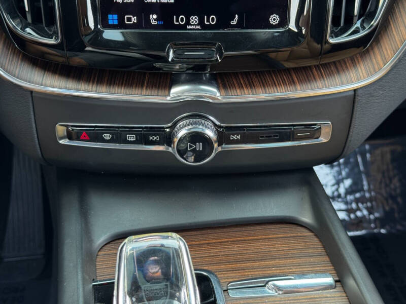 2023 Volvo XC60 B5 Ultimate Bright Theme