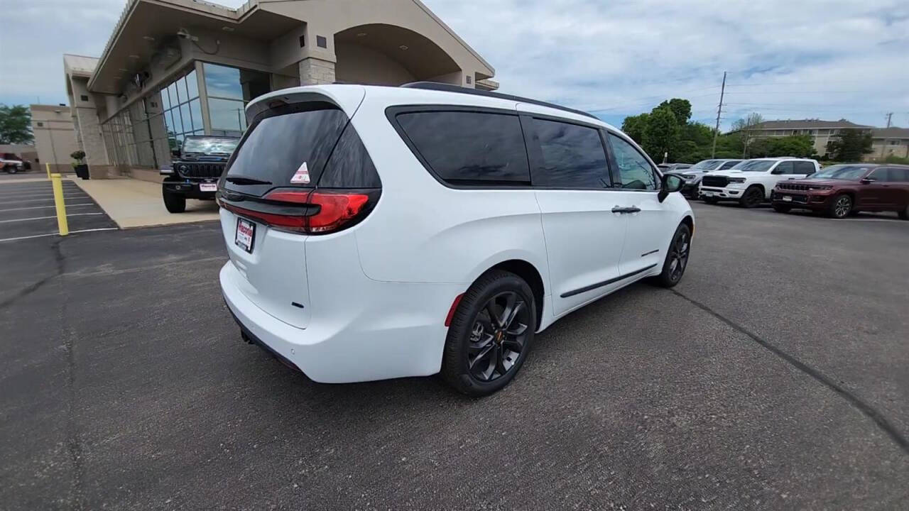 2024 Chrysler Pacifica for sale at Victoria Auto Sales in Victoria, MN