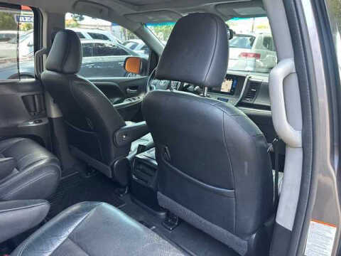 2017 Toyota Sienna SE Premium 8-Passenger