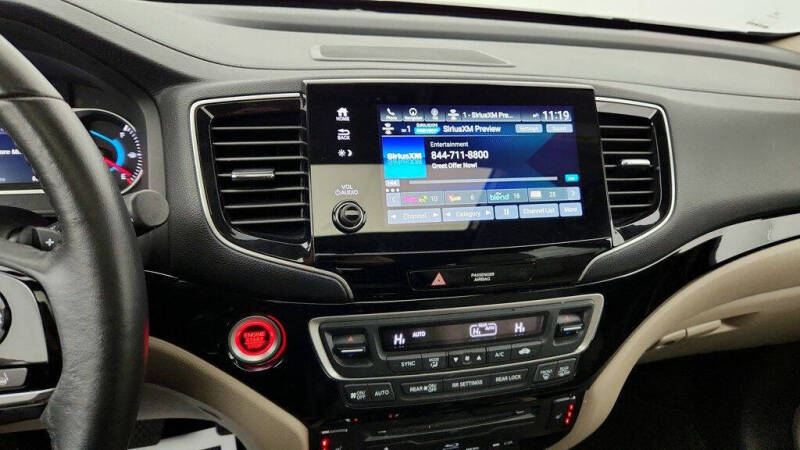 2022 Honda Pilot Touring w/Rear Captain's Chairs