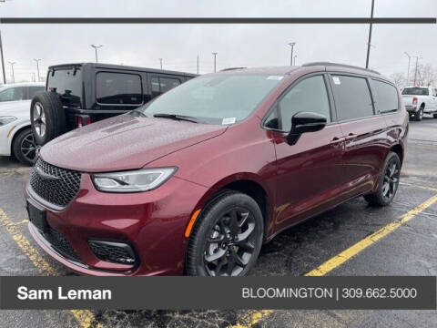 2023 Chrysler Pacifica for sale at Sam Leman CDJR Bloomington in Bloomington IL