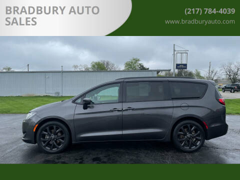 2019 Chrysler Pacifica for sale at BRADBURY AUTO SALES in Gibson City IL