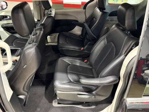 2024 Chrysler Pacifica Plug-In Hybrid Select