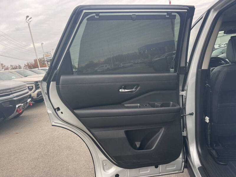 2023 Nissan Pathfinder SL