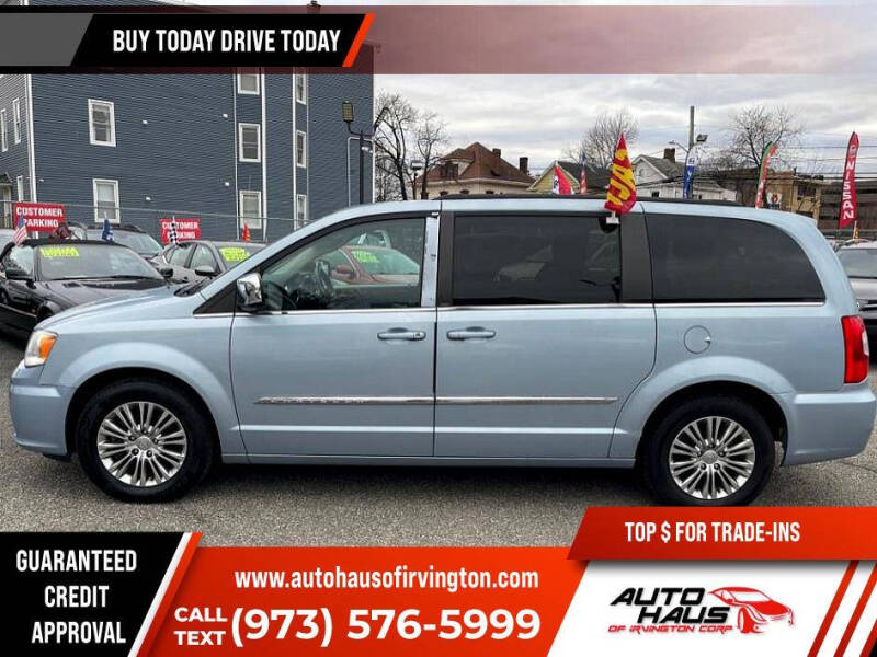 2013 Chrysler Town and Country Touring-L