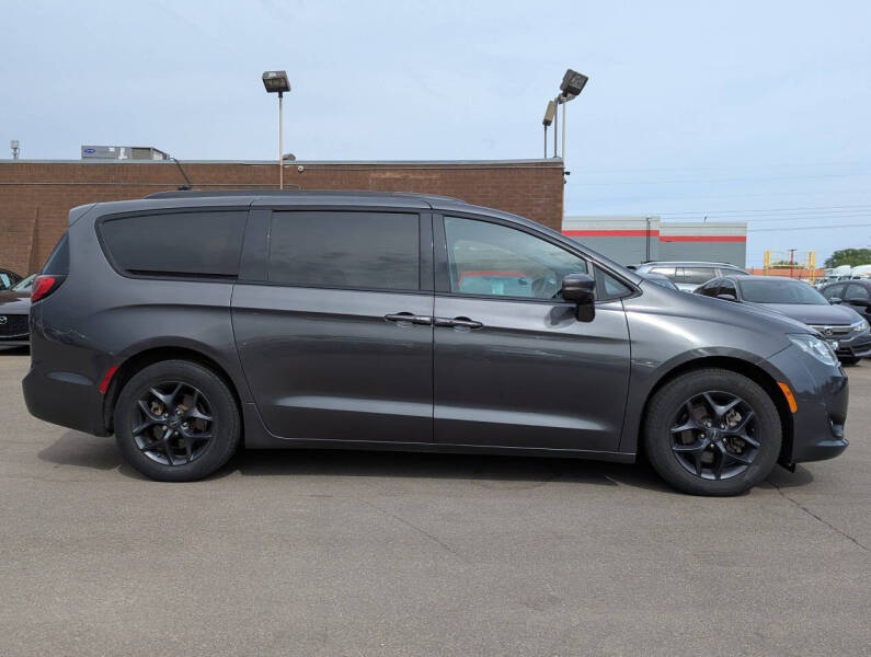 2020 Chrysler Pacifica Limited Red S