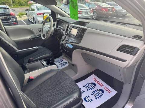 2013 Toyota Sienna SE 8-Passenger