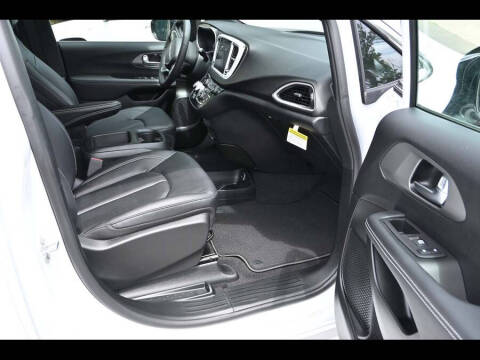 2025 Chrysler Voyager LX