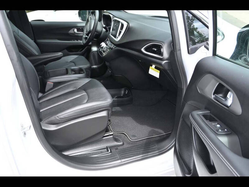 2025 Chrysler Voyager LX