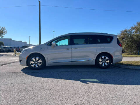2017 Chrysler Pacifica Hybrid Platinum
