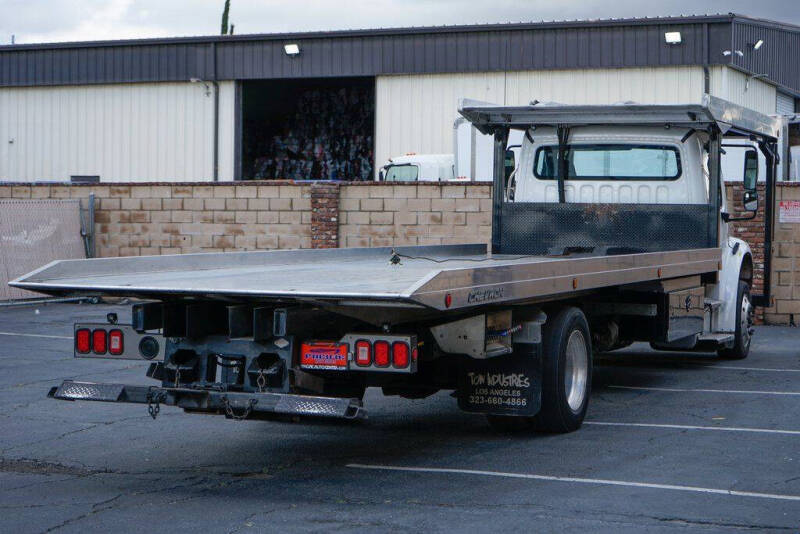 2023 Freightliner M2 106
