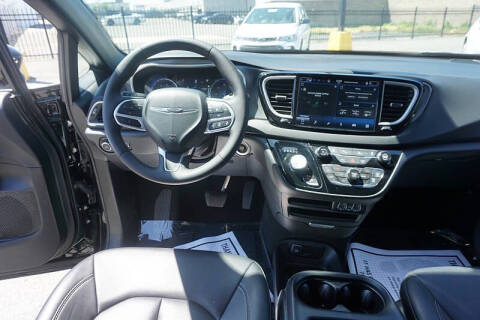 2025 Chrysler Pacifica Select
