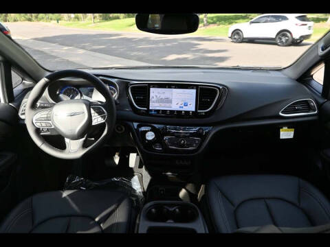 2025 Chrysler Voyager LX