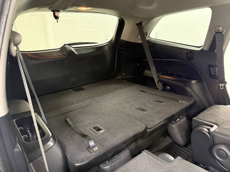 2019 Honda Pilot Touring w/Rear Captain's Chairs