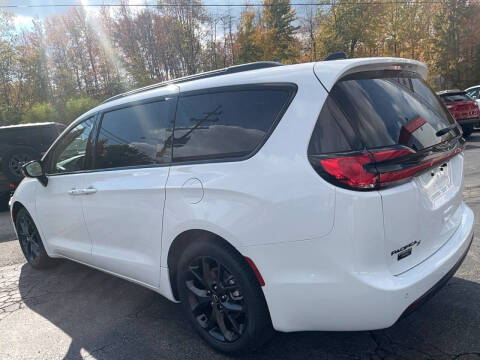 2026 Chrysler Pacifica Select