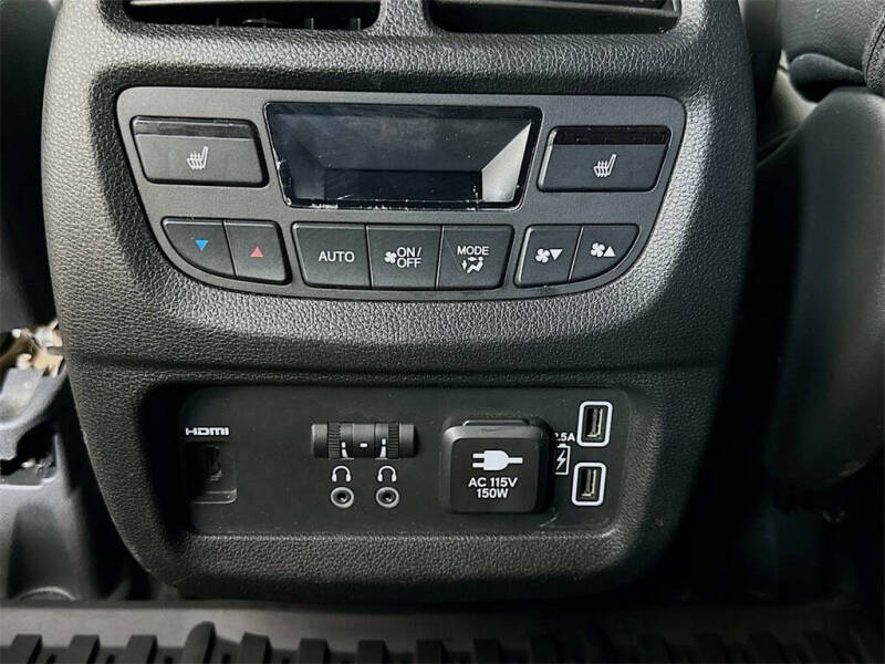 2019 Honda Pilot Touring w/Rear Captain's Chairs