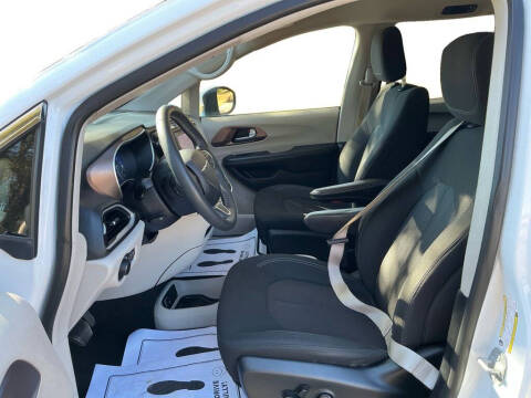 2022 Chrysler Voyager LX