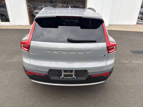 2025 Volvo XC40 B5 Ultra Bright Theme