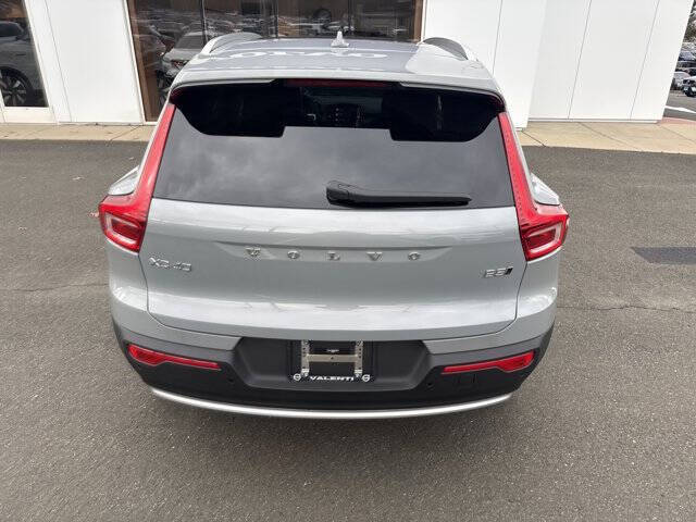 2025 Volvo XC40 B5 Ultra Bright Theme