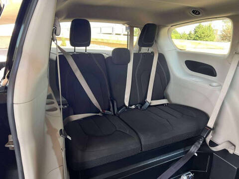 2022 Chrysler Voyager LX