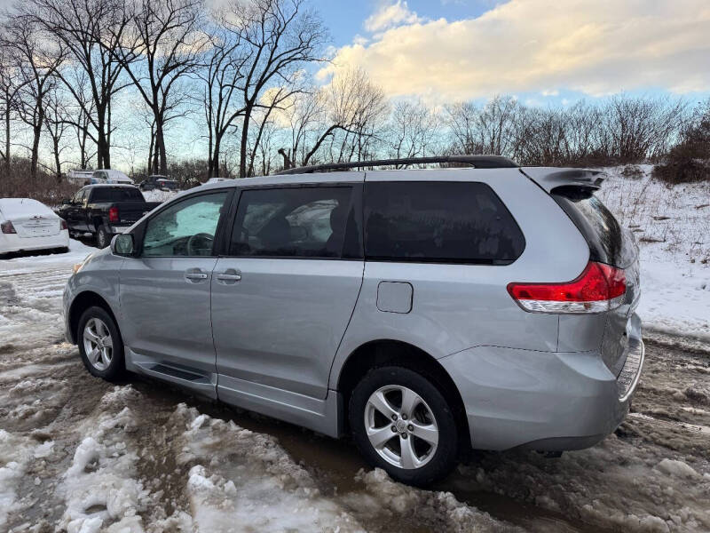 2013 Toyota Sienna LE 7-Passenger Auto Access Seat