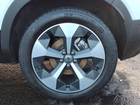 2025 Volvo XC40 B5 Plus Bright Theme