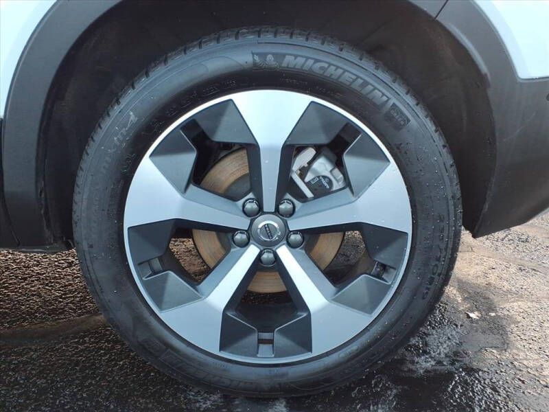 2025 Volvo XC40 B5 Plus Bright Theme